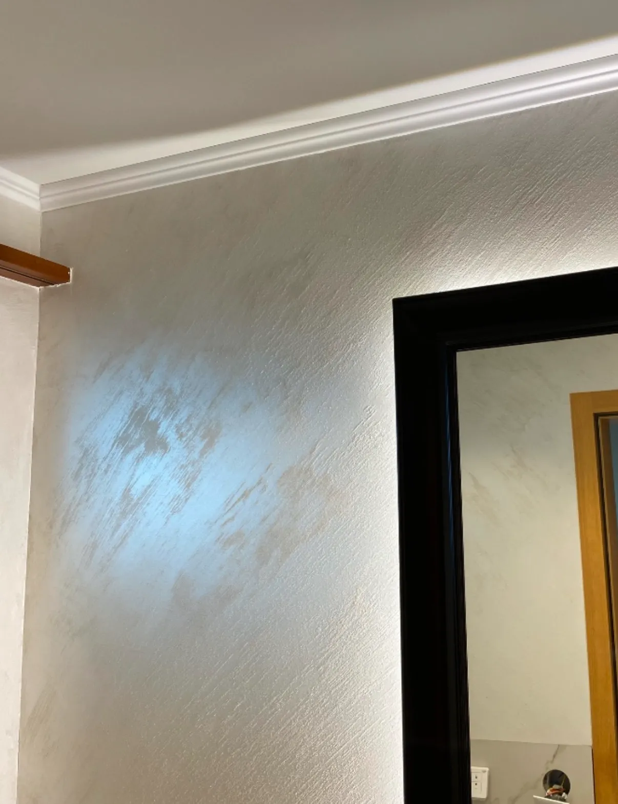 Innentür vor und nach dem Spritzlackieren: links die vergilbte Tür mit abgeklebtem Rahmen, rechts die fertig weiss lackierte Tür.