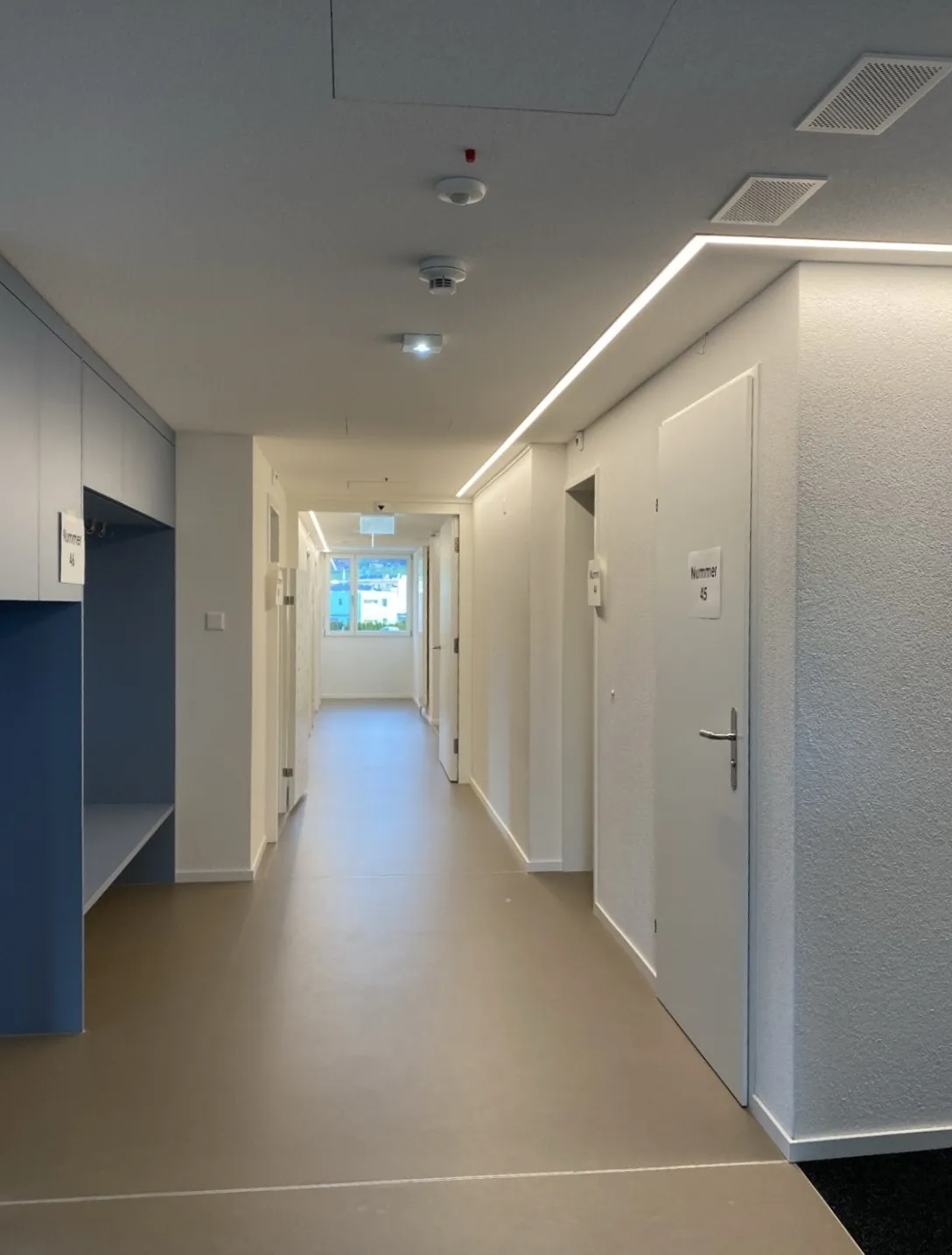 Treppenhaus während der Arbeiten: Geländer, Stufen und angrenzende Flächen abgedeckt und abgeklebt.