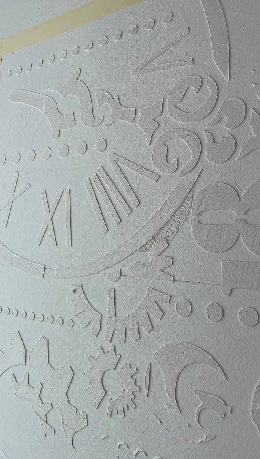 Fertiges, von Hand gearbeitetes Relief in Spachteltechnik, als grossformatige Wandarbeit mit weissem Zierrahmen, Ornamenten und römischen Ziffern.